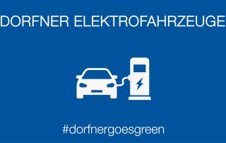 Das Dorfner Elektrofahrzeuge-Logo in Form eines energiebetriebenen Autos, das aufgeladen wird mit Unterschrift #dorfnergoesgreen