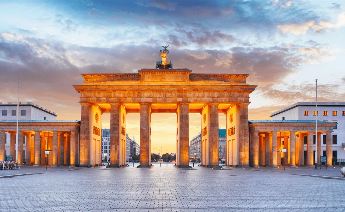 Brandenburger Tor in Berlin bei Abenddämmerung